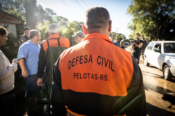 Defesa Civil retira 16 pessoas de casa na Colônia Z-3