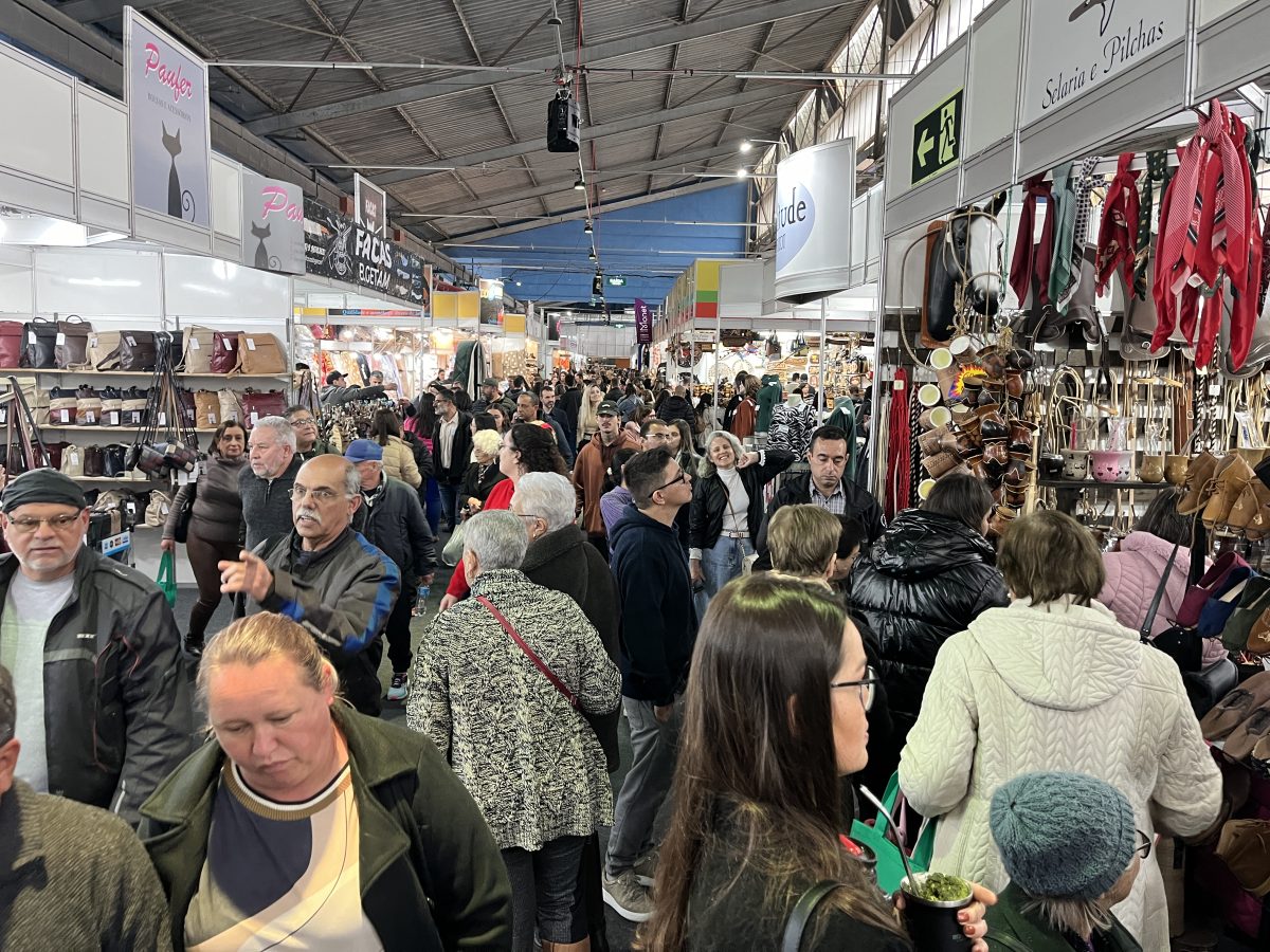 Público lota pavilhões da Fenadoce no primeiro sábado de Feira