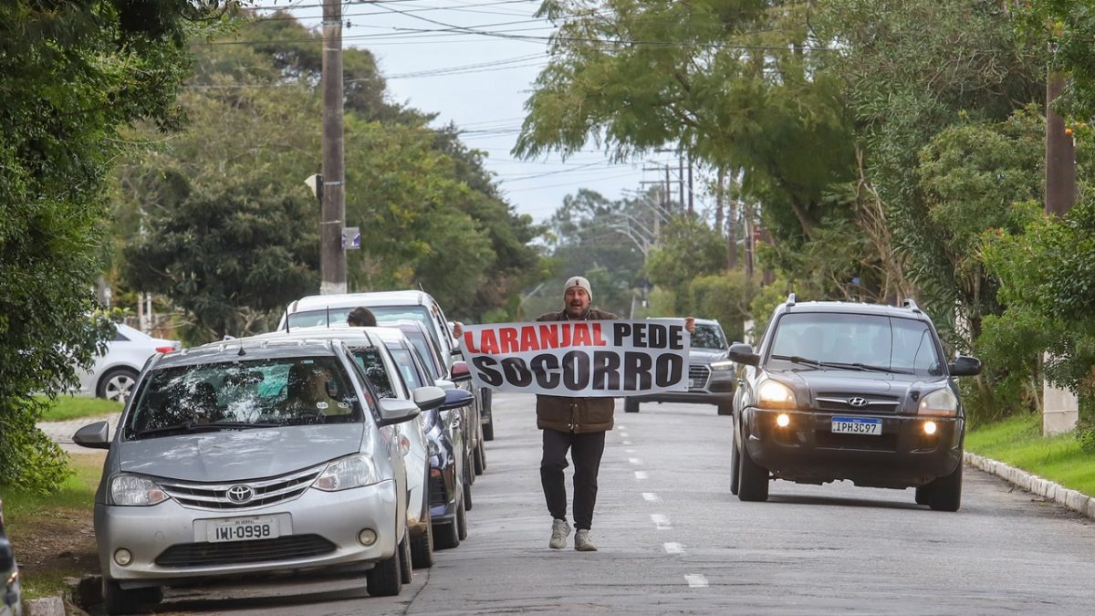 Carreata de protesto por melhorias leva moradores às ruas no Laranjal