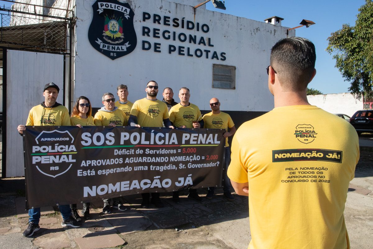 Aprovados em concurso da polícia penal protestam em frente ao presídio