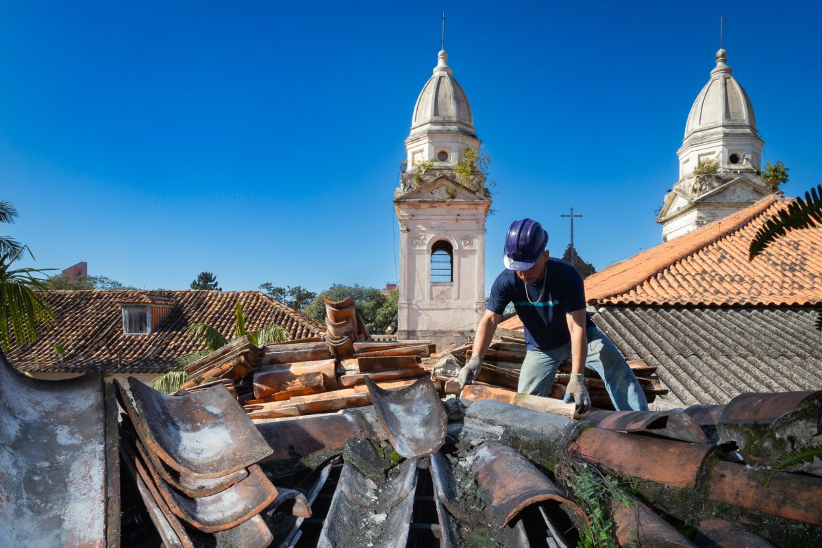 Sinduscon reforma telhado da Santa Casa de Pelotas