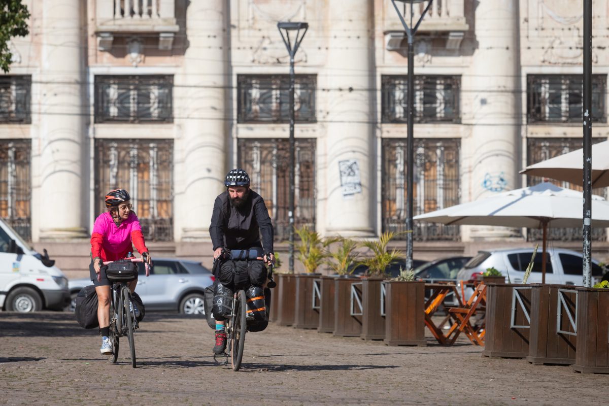 De bicicleta, casal refaz caminho das águas da enchente