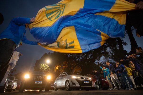 Torcida do Pelotas festeja acesso em frente à Boca do Lobo