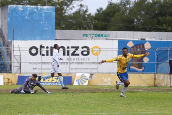 Pelotas vence o Glória por 2 a 0 e abre vantagem por vaga na semifinal