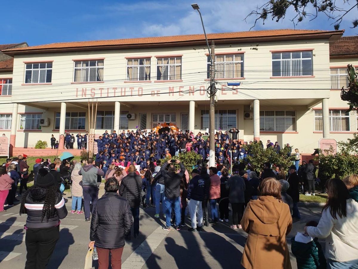 Comunidade escolar faz caminhada para celebrar o IMDAZ