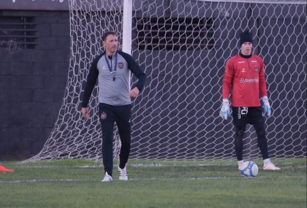 Sem Thierry, Caranhato promoverá estreia de goleiro