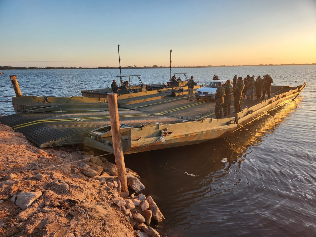 Balsa do Exército começa a operar na Ilha dos Marinheiros