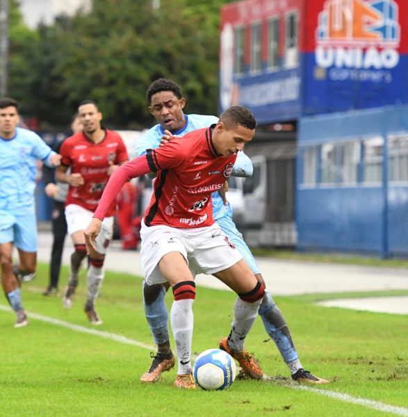 Com apenas 16 jogadores disponíveis, técnico destaca desempenho do Brasil