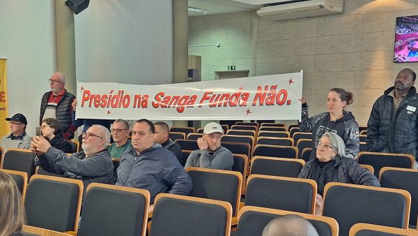 Comunidade protesta contra construção de presídio