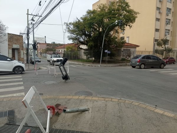 Acidente de trânsito danifica semáforo na rua General Neto