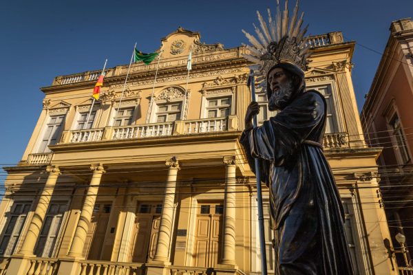 Imagem de São Francisco de Paula abre procissão no dia do aniversário de Pelotas