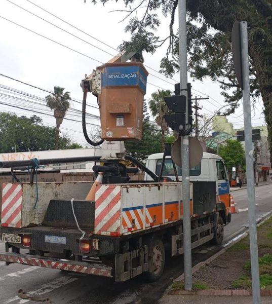 Semáforos da avenida Bento Gonçalves passam por reparos