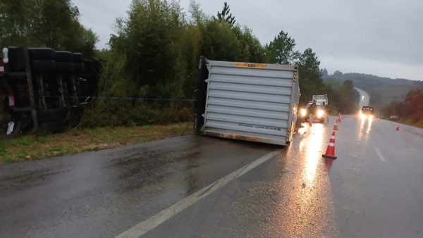 Acidente entre dois caminhões deixa um pessoa morta na BR-392