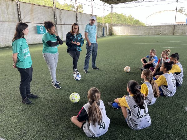 Projeto social de futebol feminino chega à região