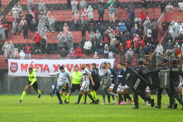 Árbitro do jogo do Brasil relata agressão de preparador físico do Água Santa