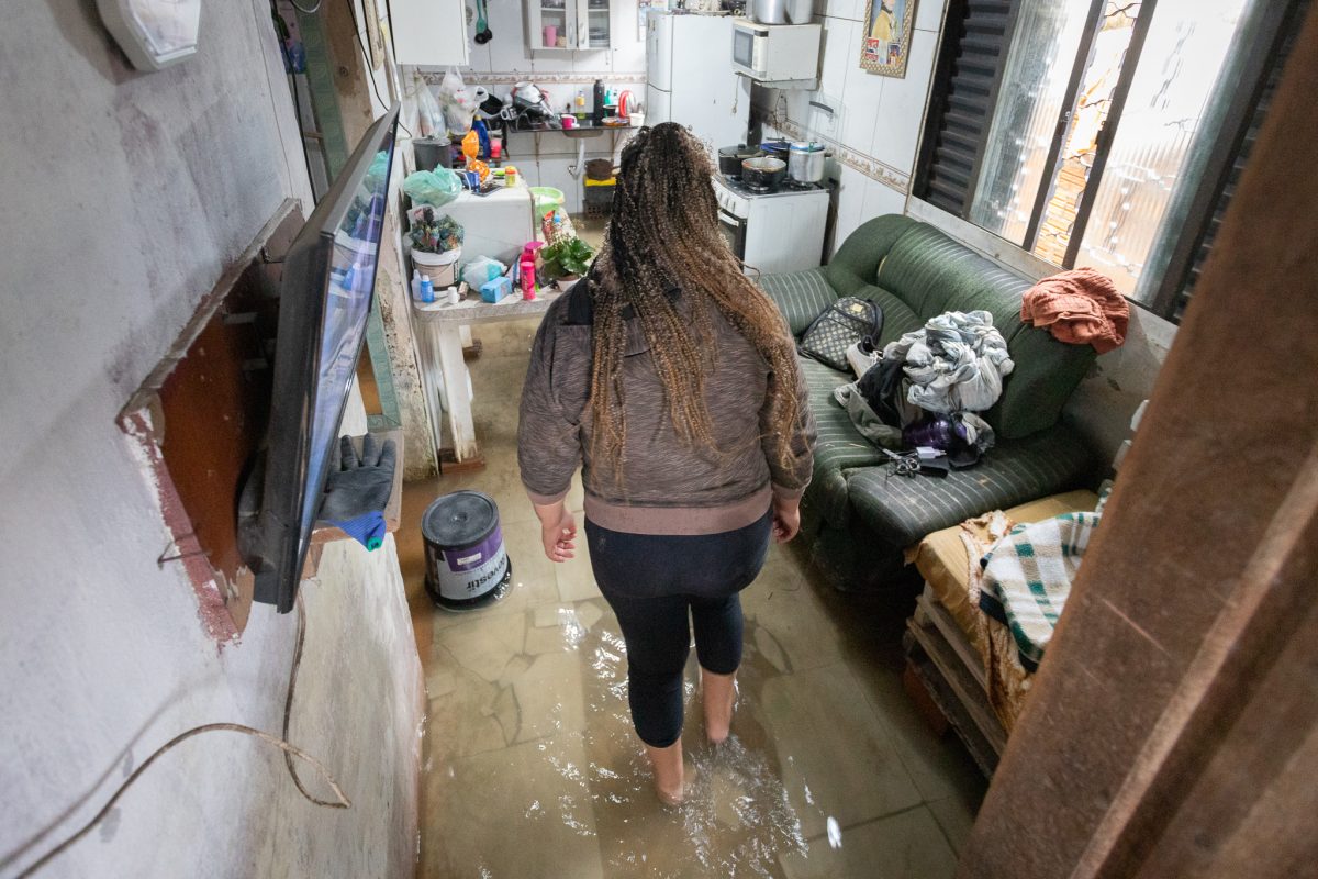 Moradores do Obelisco convivem com alagamentos dentro de casa há cerca de 20 anos