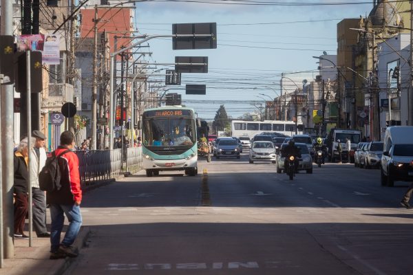 Vans escolares e táxis poderão trafegar nos corredores de ônibus