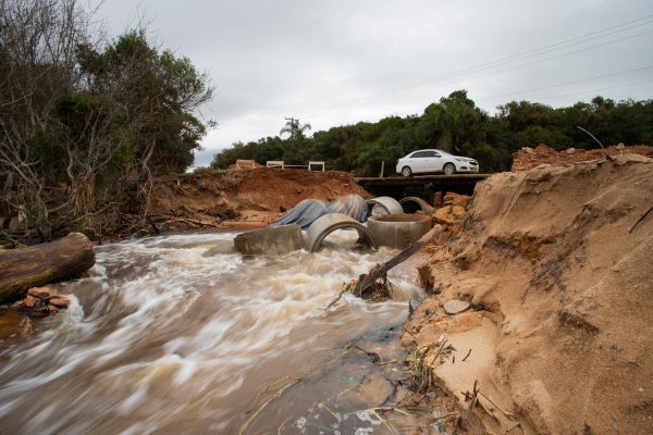 Chuva volta a amplificar problemas de infraestrutura em Pelotas