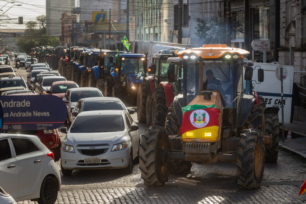 Tratoraço invade ruas do Centro de Pelotas