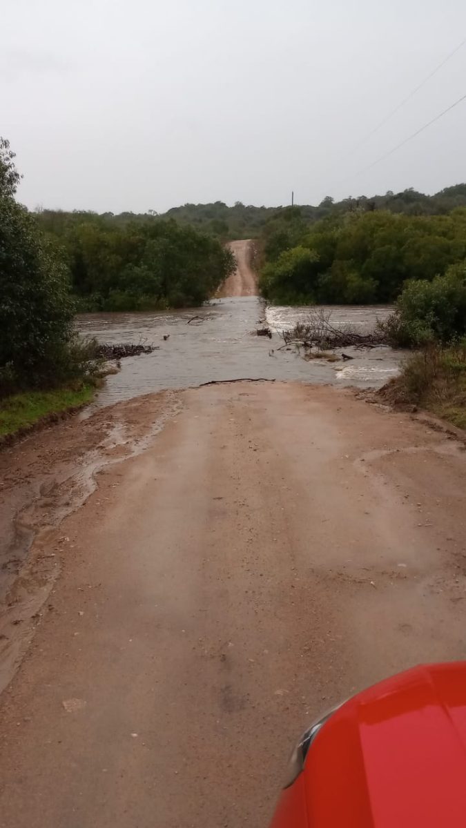 Chuva e vento provocam estragos na Zona Sul