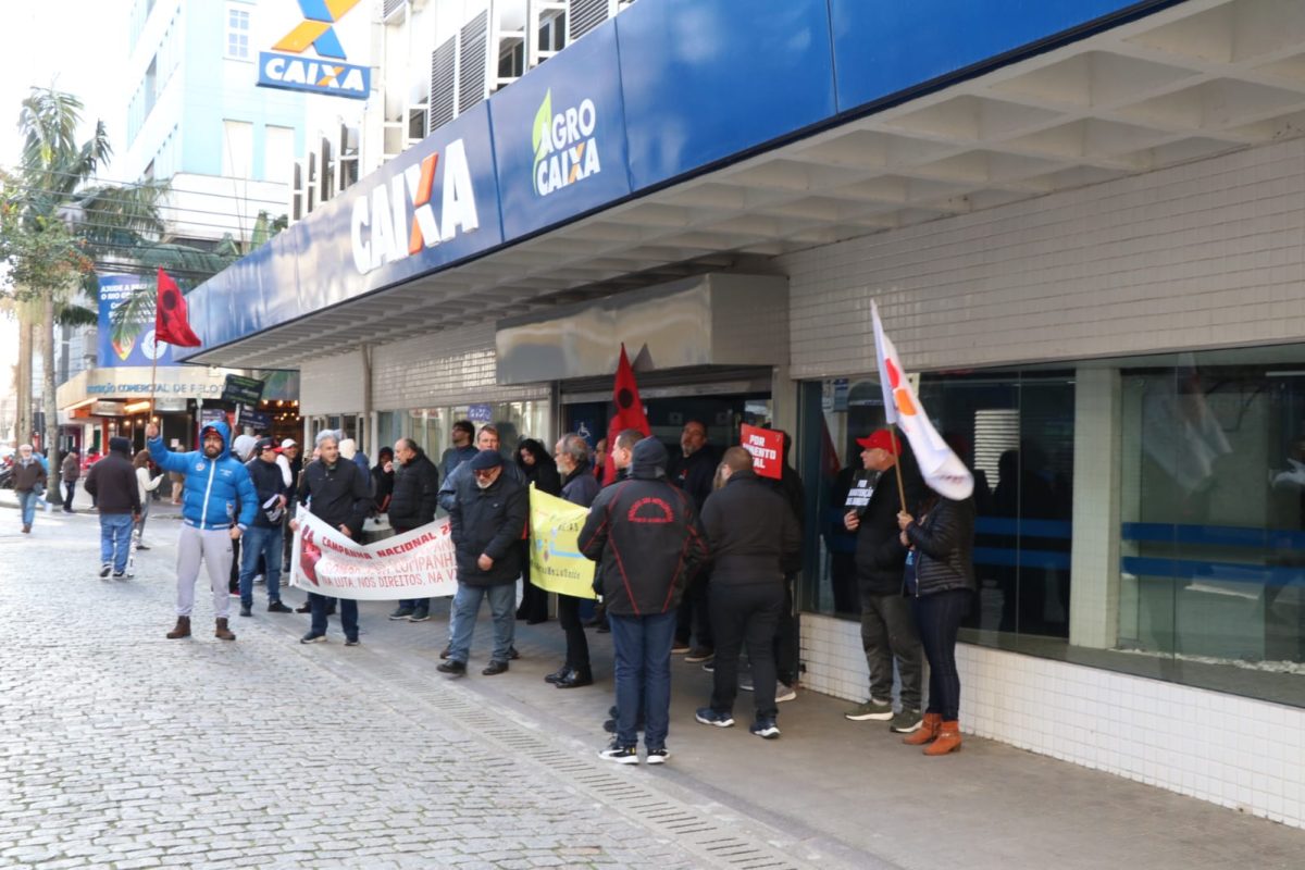 Bancários manifestam-se em Pelotas por reajuste real de 5%