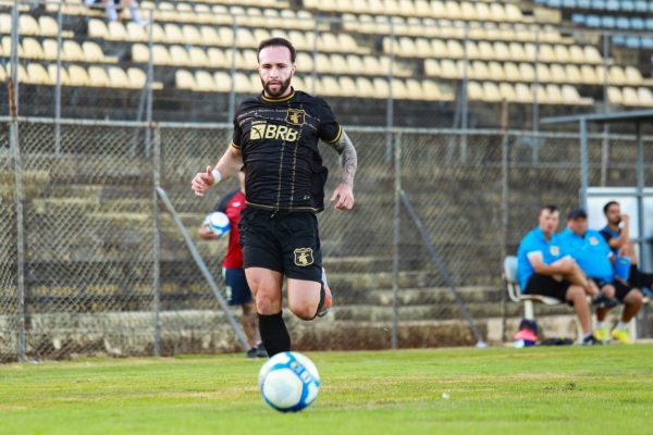 Lateral do Brasiliense analisa jogo de volta: “Certo conforto”