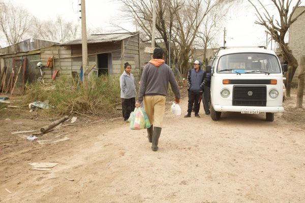 Moradores do Pontal recebem materiais de construção