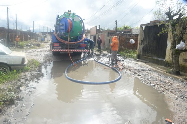 Prefeitura promove limpeza no loteamento Clara Nunes