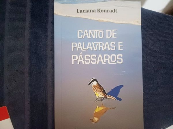 Luciana Konradt lança nova obra com seleção de textos curtos