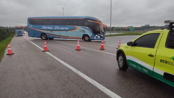 BR-116 tem bloqueio próximo à ponte sobre o Arroio Corrientes