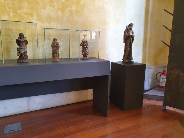 Restauro de esculturas do período missioneiro é atração no Museu do Doce