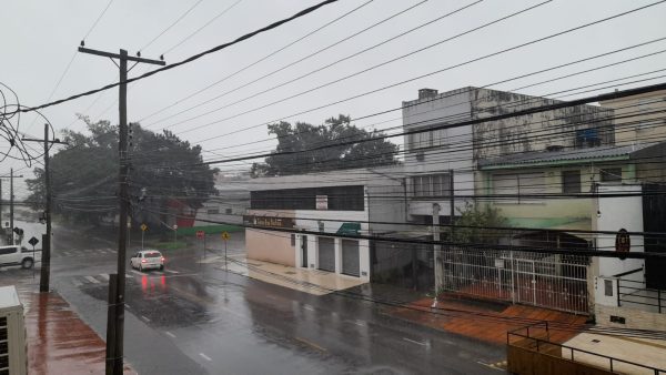 Tormenta e chuva forte marcam a manhã desta terça-feira na região