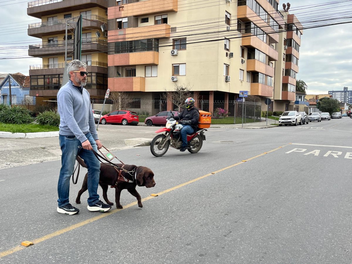 Aluno da Louis Braille recebe primeiro cão guia no sul gaúcho