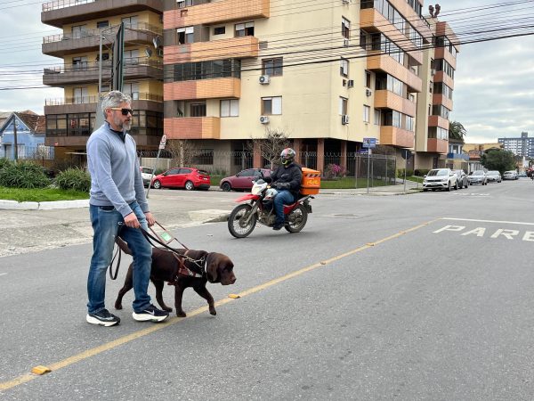 Aluno da Louis Braille recebe primeiro cão guia no sul gaúcho