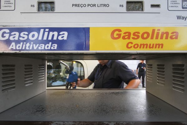 Preço da gasolina registra queda de cinco centavos em setembro