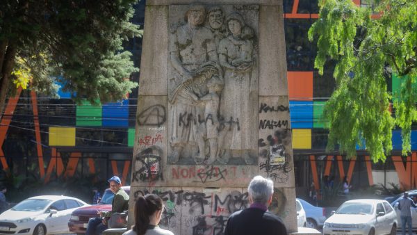 Pichações desvirtuam homenagens na praça Coronel Pedro Osório