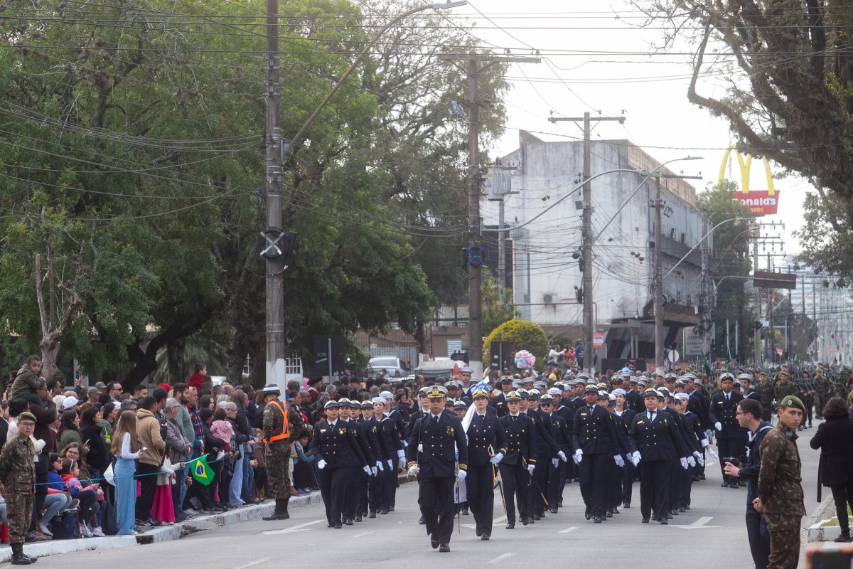 Desfile cívico-militar leva milhares à avenida Bento Gonçalves