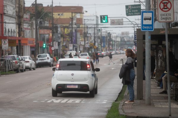 Táxis e vans escolares começam a circular nos corredores de ônibus