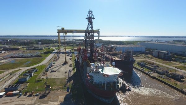 Navio-sonda passa por manutenção em Rio Grande