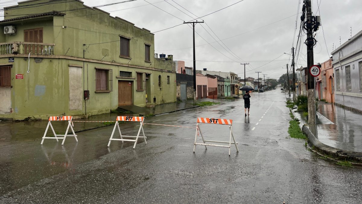 Alagamentos causam bloqueios em ruas de Pelotas