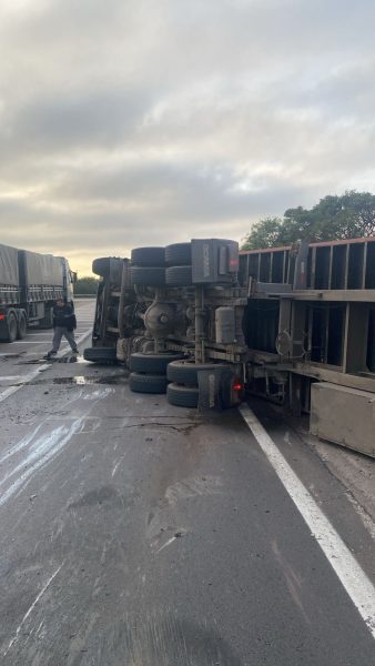 Caminhão tomba na ponte sobre o canal São Gonçalo