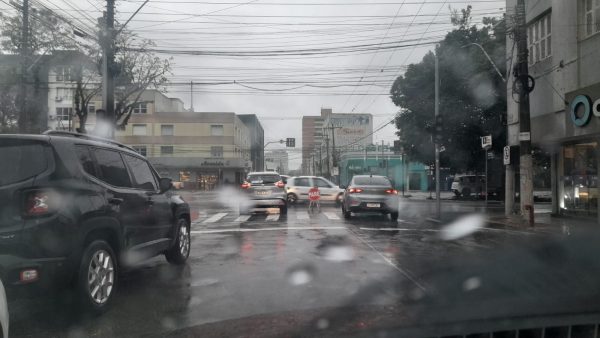 Outubro começa com muita chuva e vento forte na Zona Sul