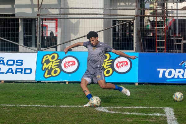 Pelotas negocia atacante com o Coritiba