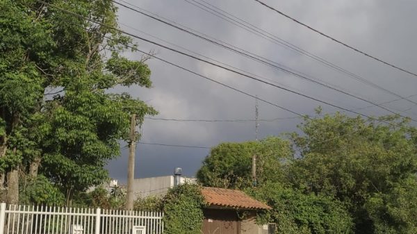 Manhã de céu com nuvens na região