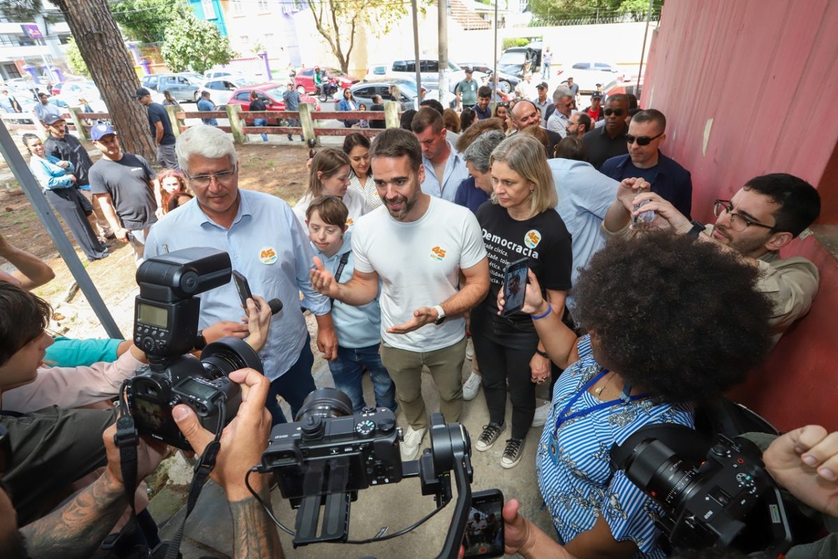 Fernando Estima (PSDB) vota acompanhado de Eduardo Leite em Pelotas