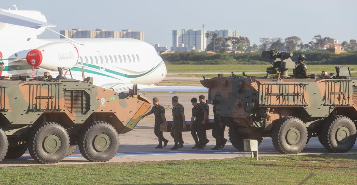 Avião com corpos das vítimas chega a Pelotas