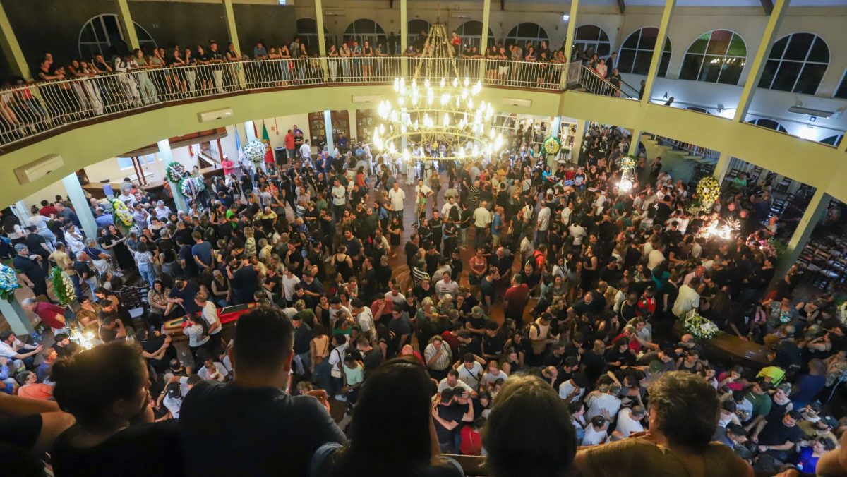 Comoção e homenagens na despedida das vítimas do acidente