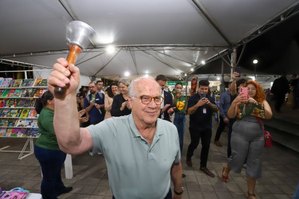 Professor Marasco oficializa o início da 50ª Feira do Livro de Pelotas