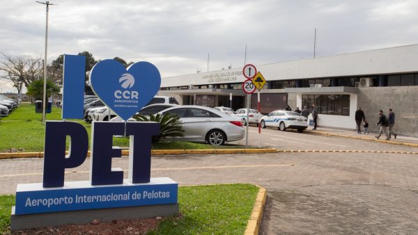 A saída é o aeroporto