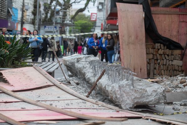 Viga despenca e fere menina no calçadão de Pelotas